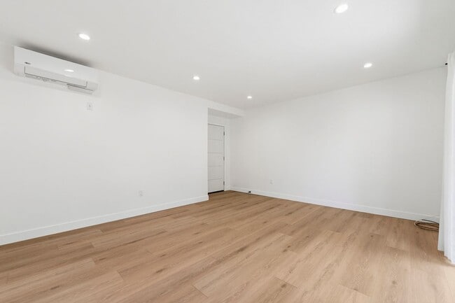 Building Photo - 2819 Sycamore Ave