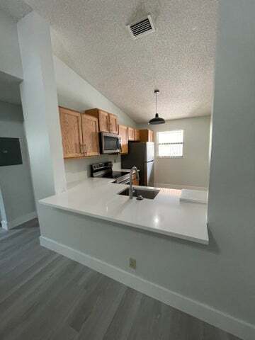 Foto del edificio - 3350 Jaywood Terrace