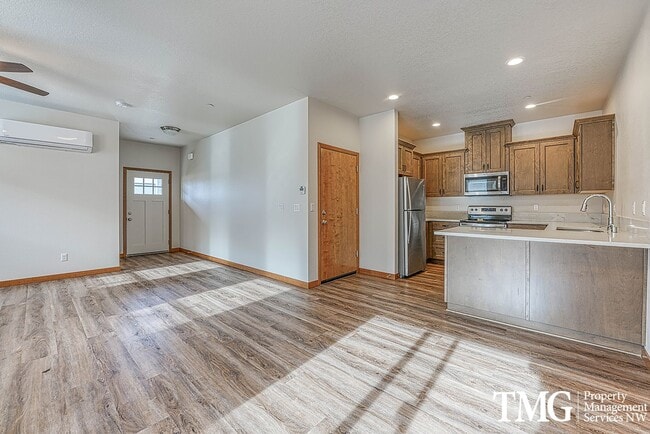 Building Photo - Wonderful 2BD Duplex in Great Washougal Location! Beautiful Finishes!