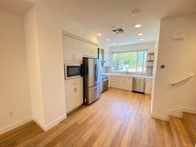 Foto del edificio - Advent - Three Story Townhome W/ Attached ...