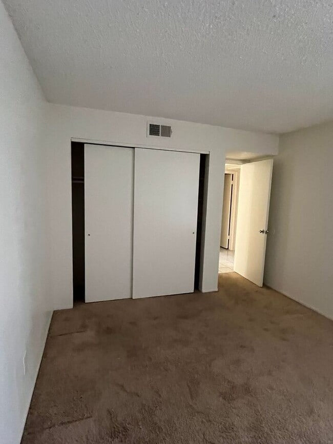 Foto del edificio - 1201 S McClintock Dr