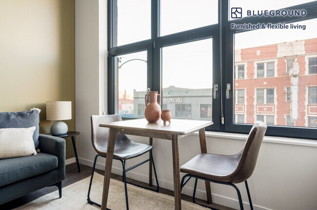 Foto del edificio - 2522 N Milwaukee Ave