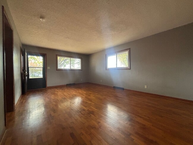 Building Photo - DUPLEX! 2 Bedroom 1 bath with Garage!