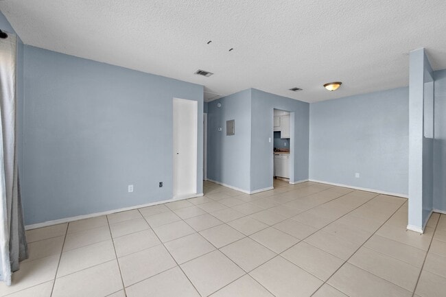 Building Photo - Gulf Breeze Gem — 1BR Home Ready December 5th!