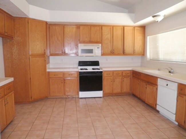 Building Photo - Desirable Home in Weston Ranch
