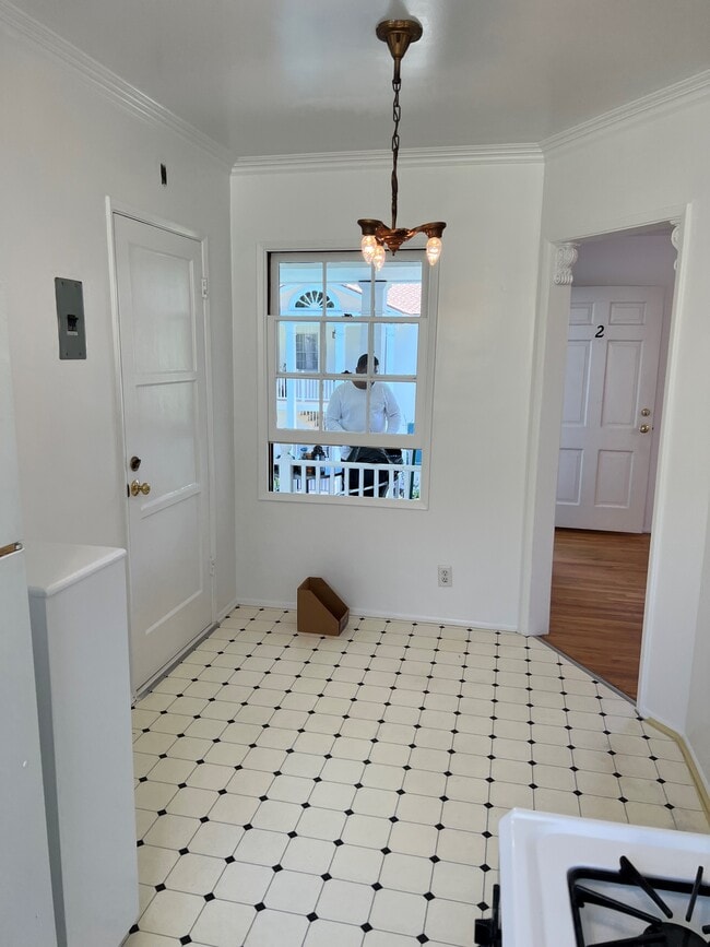 Building Photo - 326 N Gardner St