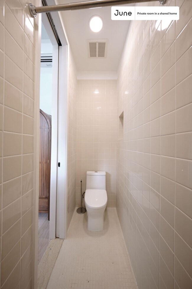Foto del edificio - Private bedroom in 4 bed/4 bath Home
