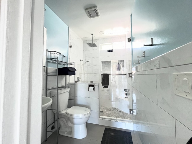 Building Photo - 1051 W 170th St