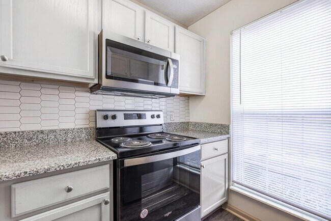 Building Photo - Eastpointe Lakes Apartments and Townhomes