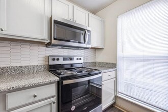 Building Photo - Eastpointe Lakes Apartments and Townhomes