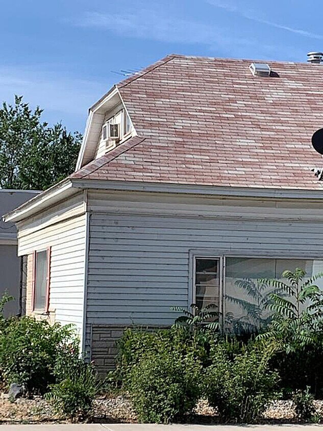 Top floor of charming older home w/2 units d/ - 206 W 4th St