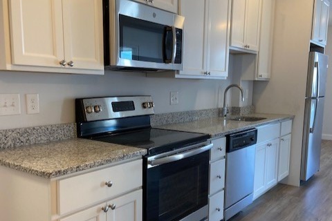 Kitchen w/granite & ss appliance suite - 27 Water St