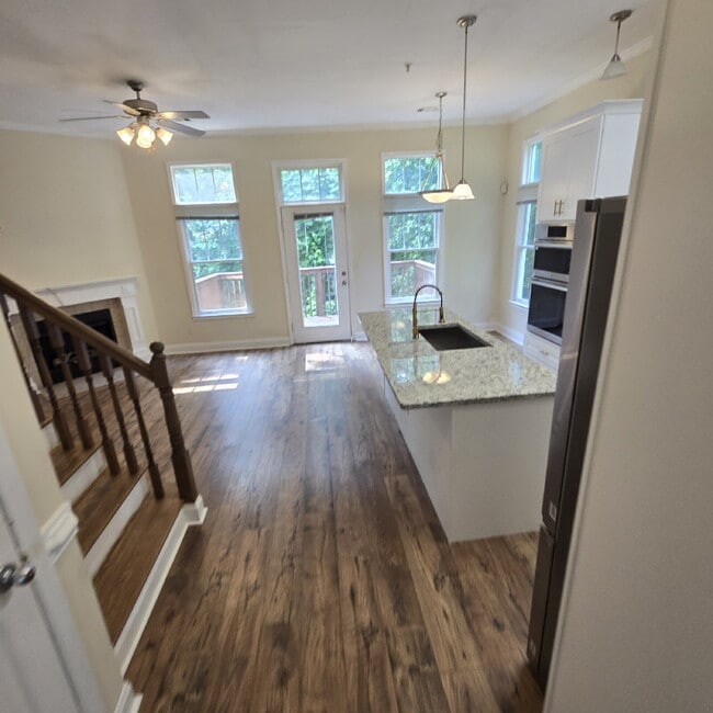 Building Photo - 5 Bedroom and 4.5 Baths. This home has it ...
