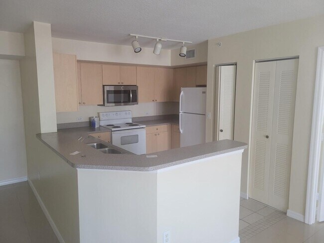Building Photo - 1310 Villa Cir