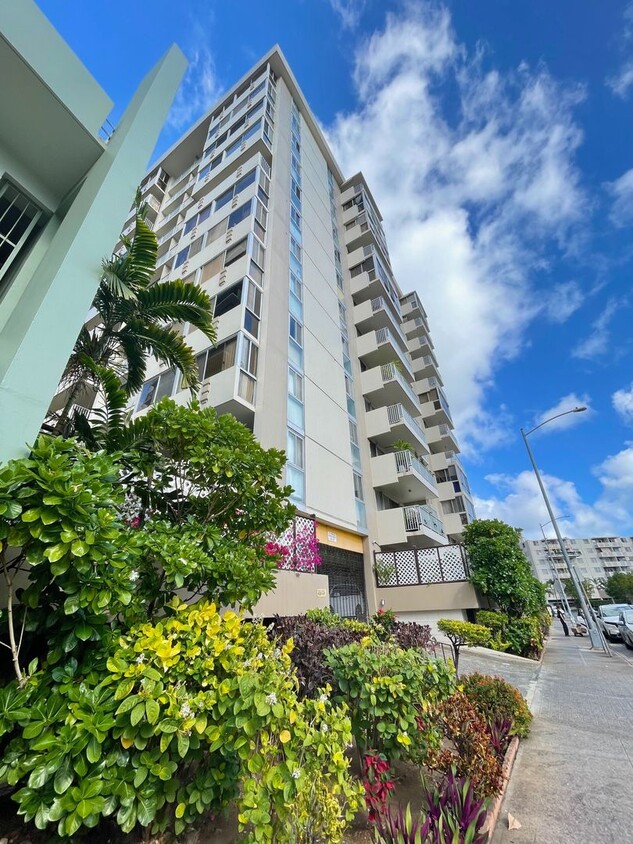 Foto principal - Hidden Gem! Huge 3 bedroom, 2 bath unit wi...