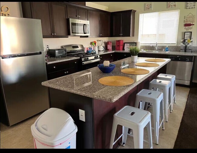 Building Photo - Best Deal in Town - Fully furnished 3 BD 2 BA Home