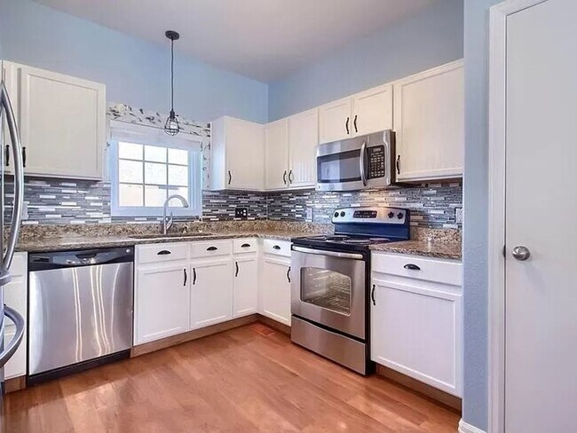 Building Photo - Three Bedrooms in Eastlake Village