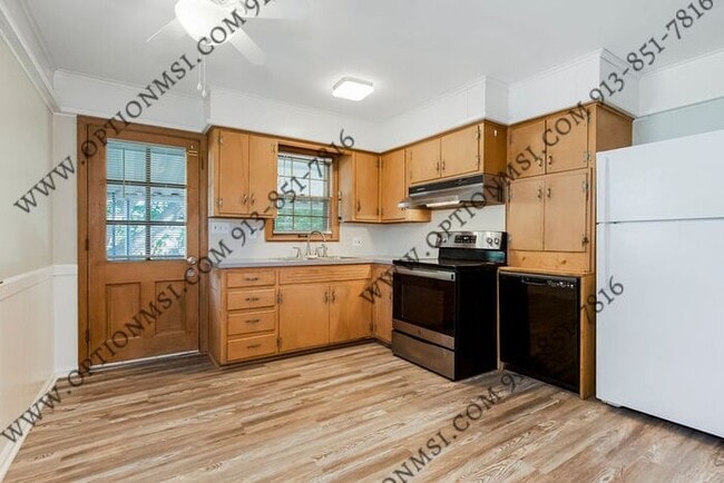 Building Photo - 1/2 month free if moved in by 9/30!!! Clos...