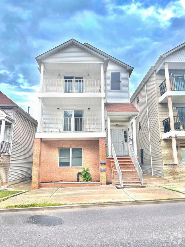 Building Photo - 264 Custer Ave