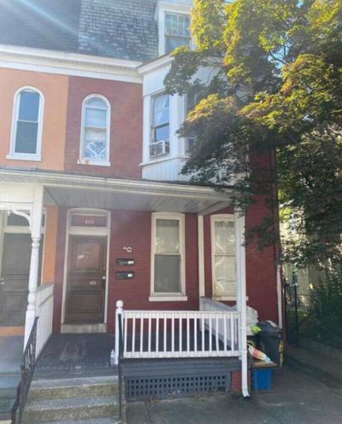Primary Photo - 650 W King St