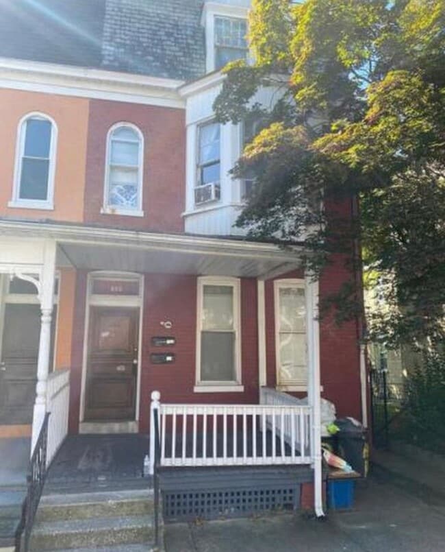 Building Photo - 650 W King St