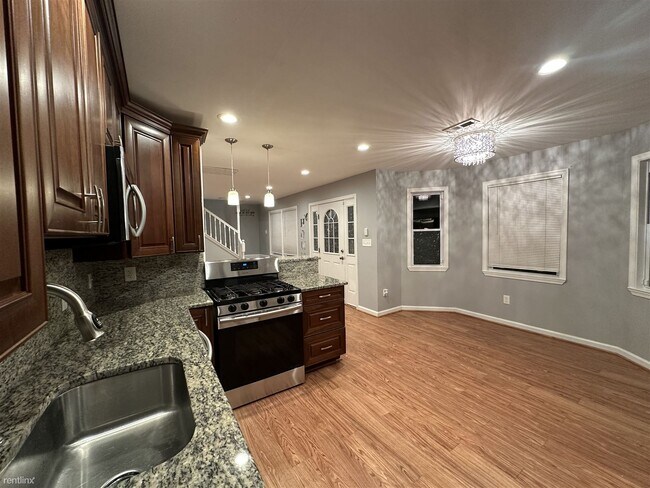 Building Photo - 4 br, 2 bath House - 141 North Huron Drive