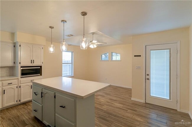 Building Photo - 2313 Lilac Ave