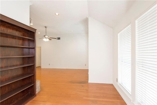 Building Photo - 401 Lexington Ln