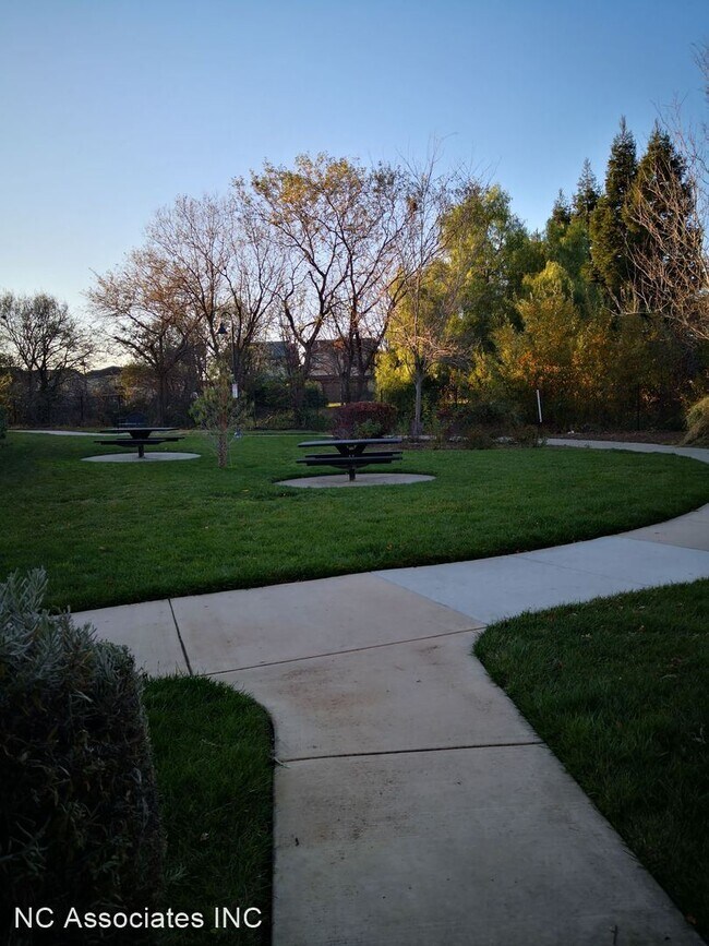Building Photo - 4 br, 2.5 bath House - 350 Turnstone Cir