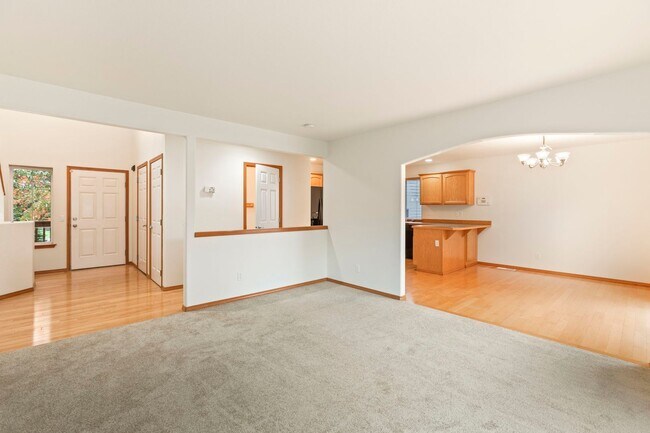 Building Photo - Newer Lynnwood Two Story, Three Bedroom