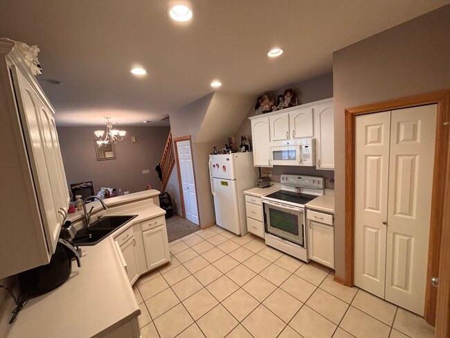 Building Photo - 1019 NE Greenview Dr