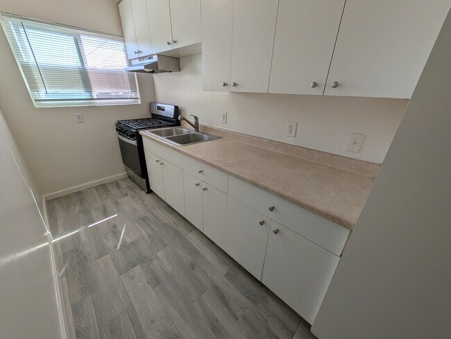 Foto del edificio - 11752 Coldbrook Ave