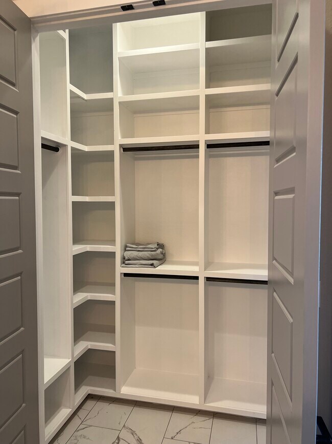 Foto del edificio - 360 Club Oak Ln