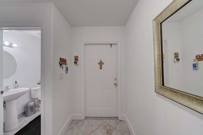 Building Photo - 3055 Riverside Dr