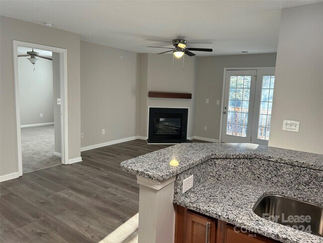 Foto del edificio - 327 Flint Hill Rd