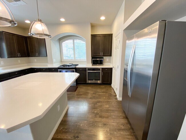 Foto del edificio - 5/BD 2.5/BA Modern Comfort Meets Function ...