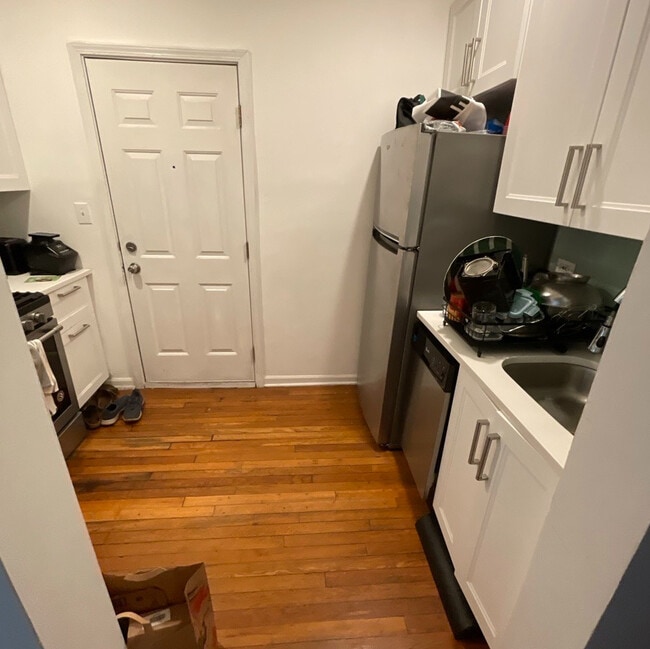 Building Photo - 677.5 W Wrightwood Ave