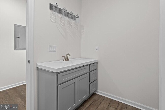 Building Photo - 819 11th Ave