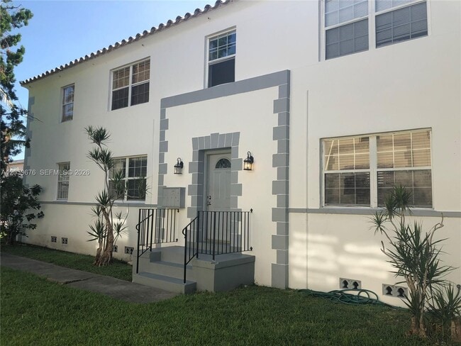 Building Photo - 15 Sidonia Ave