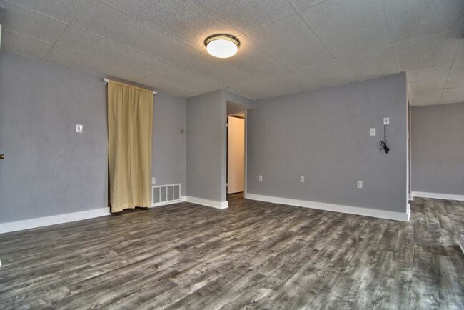 Building Photo - 100 Parkway Blvd #12