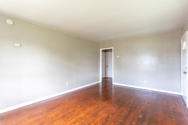 Building Photo - 4 Bed 1 Bath Home Available!