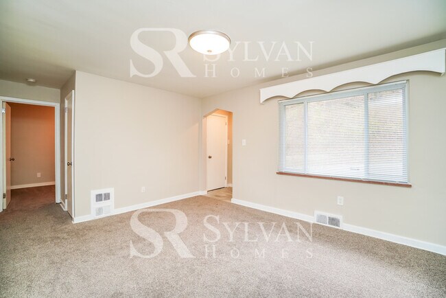 Building Photo - This cute brick home is waiting for you