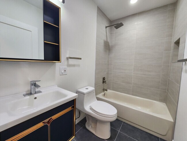 Foto del edificio - Beautiful 2 bedroom newly renovated unit available