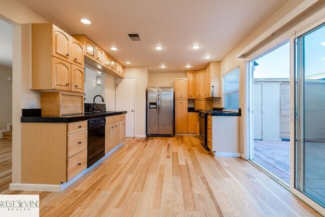 Foto del edificio - Cozy 3 Bed 1.5 Bath Town Home w/ Private Patio