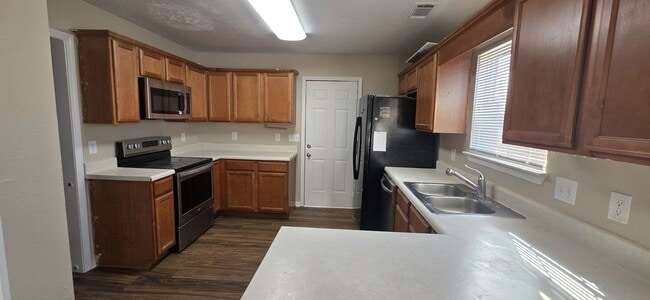 Foto del edificio - 150 Howard Woody Dr