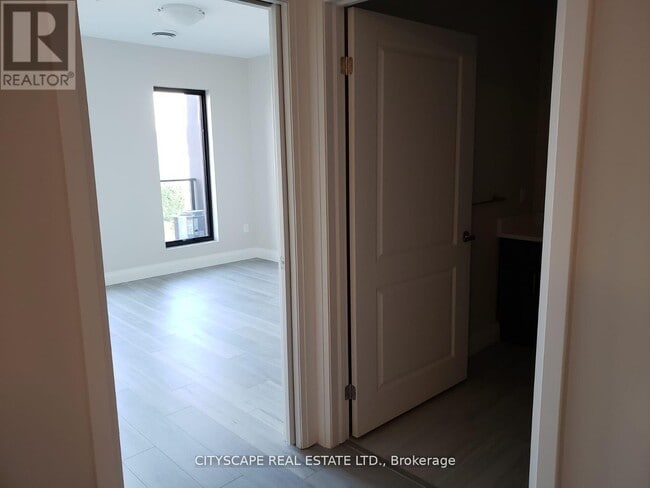 Building Photo - 5 Wake Robin Dr