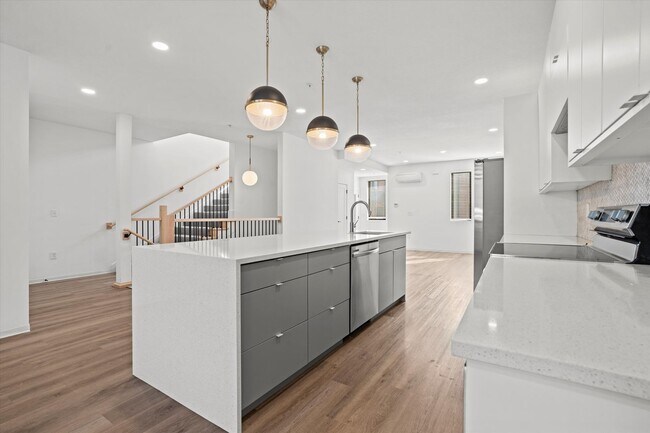 Foto del edificio - Beautiful 2-Bed/2.5 Bath Townhome in Downt...