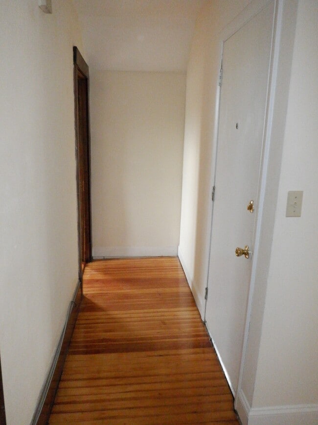 Building Photo - 665 Farmington Ave