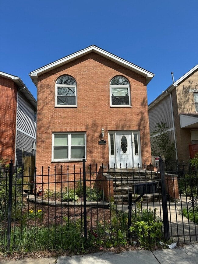 Building Photo - 1031 N Keeler Ave
