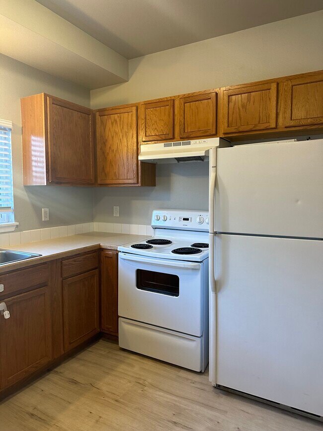 Open kitchen with stove, fridge and dishwasher - 1415 E Maple St